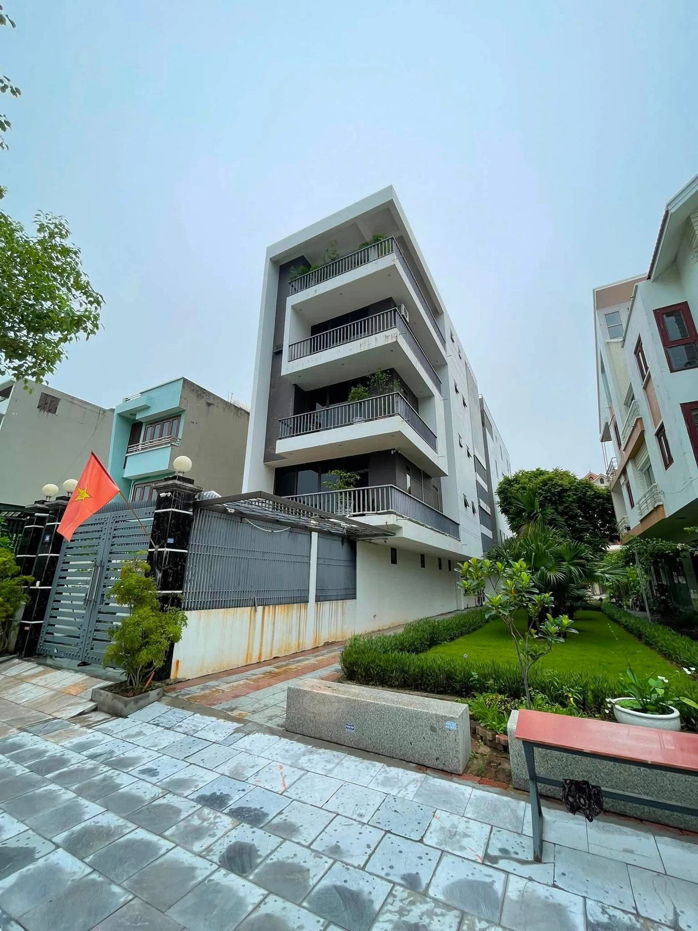 Bán nhà 6 tầng 120m2 góc vườn hoa Hòn Gai 16 tỷ - Ảnh 1