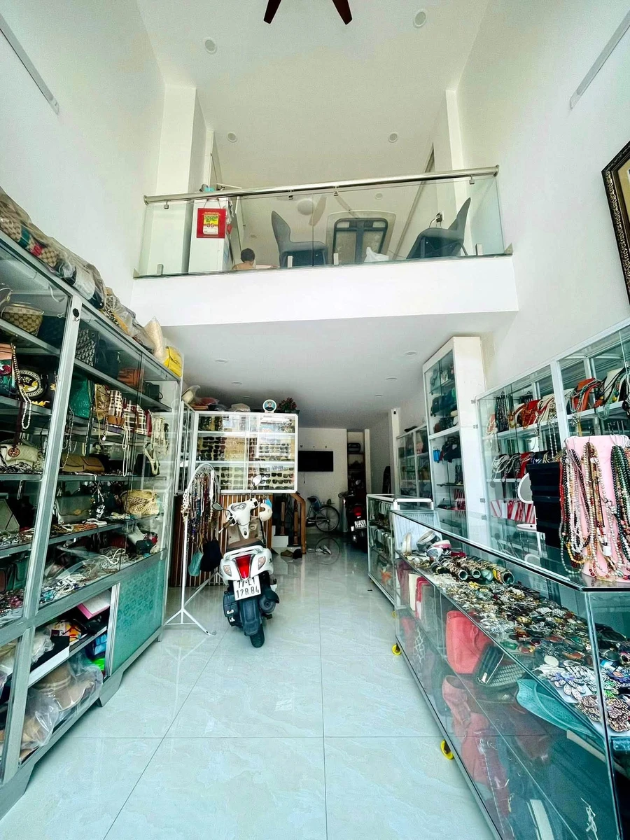 Bán nhà mặt tiền 3,5 tầng Trần Hưng Đạo, Quy Nhơn, 32,6m2, nhỉnh 4 tỷ - Ảnh 1