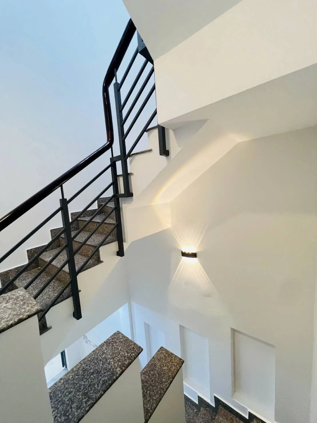 Bán nhà 3 tầng 4PN 70m² Hiệp Phú 5.95 tỷ - Ảnh 1
