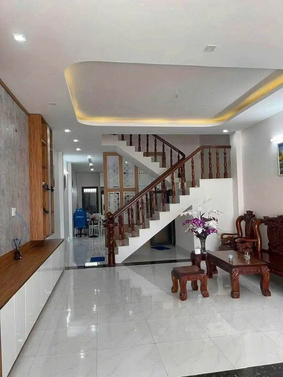 Bán nhà 1 trệt 2 lầu mặt tiền Nguyễn Tất Thành, 100m², Bà Rịa - Ảnh thu nhỏ 4
