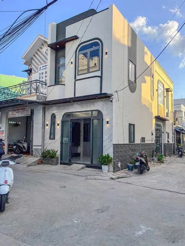 Bán nhà lầu mới góc 2 mặt tiền 40m2 KDC Mặt Trời Đỏ, Nguyễn Văn Cừ, Cần Thơ
