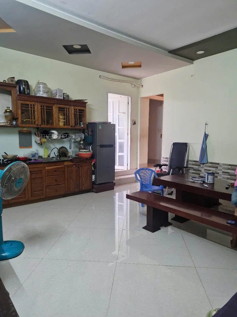 Bán nhà hẻm Phạm Văn Đồng cách mặt đường 50m, 3PN, sân ô tô, giá 4,95 tỷ - Ảnh thu nhỏ 2
