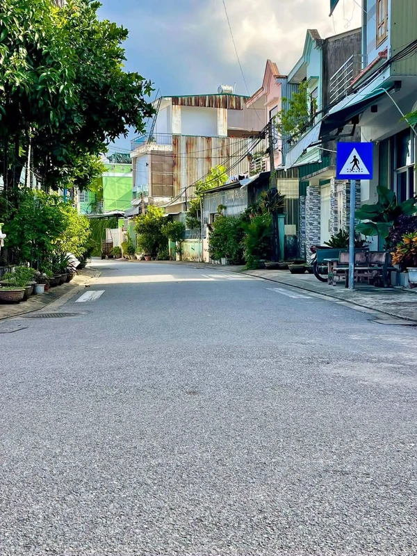 Nhà mặt hẻm 105m2 Bùi Thị Xuân, Quảng Ngãi 2 tỷ