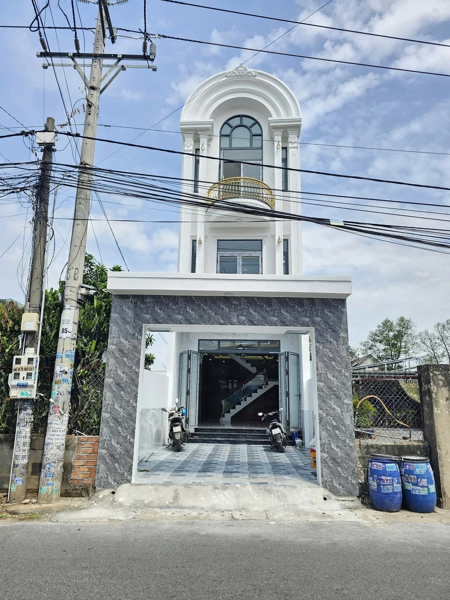 Bán nhà 1 trệt 2 lầu 93,1m2 giá 7 tỷ 200 Dĩ An - Ảnh 1