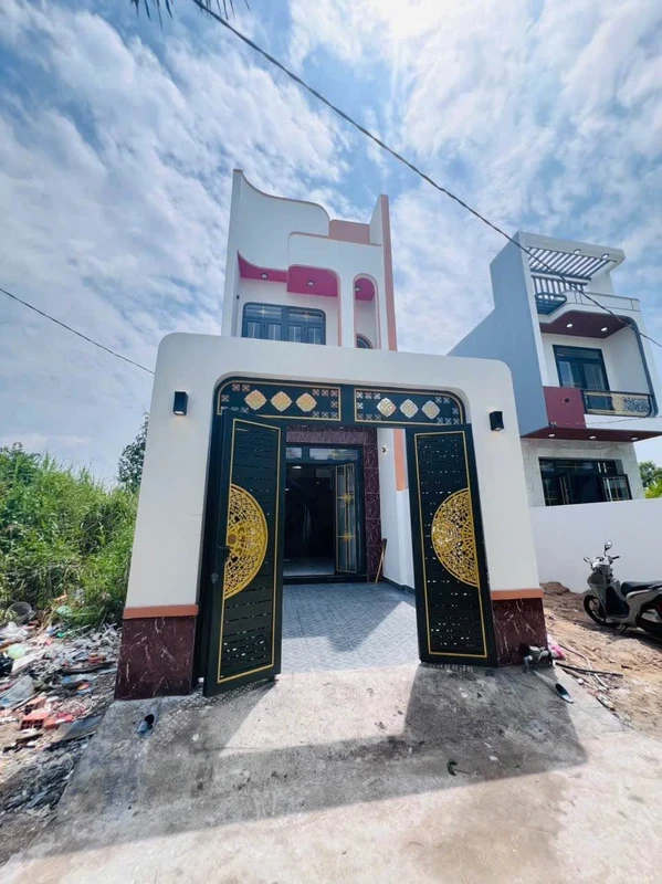 Bán nhà 1 trệt 1 lầu 4PN, 100m2 sau Coopmart Cần Giuộc, Tây Ninh giá 3 tỷ