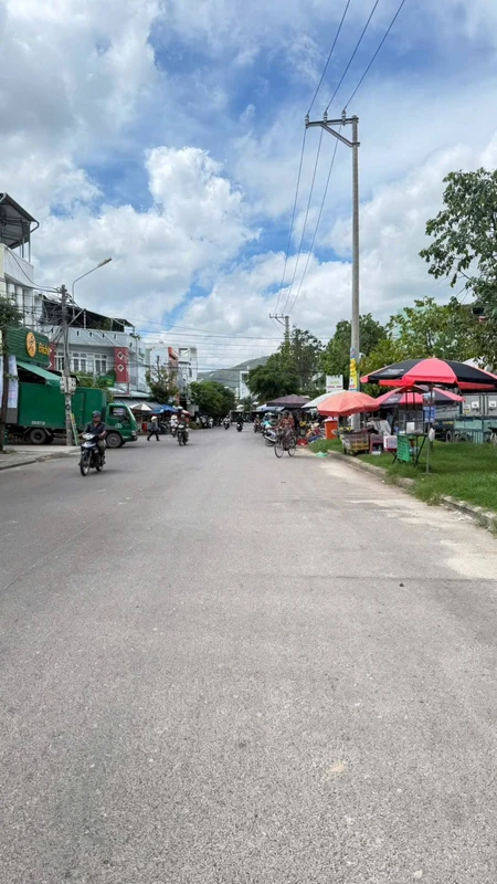 Lô đất Biển, Đối diện cổng chính khu công nghiệp Nam Cửa Việt - mặt đường trục dọc khu kinh tế bring