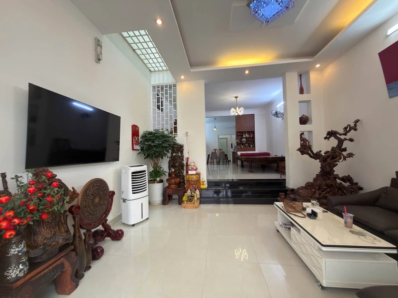 Bán nhà 1 trệt 2 lầu hẻm 102 Nguyễn Tất Thành, giá 5,35 tỷ, cách Ngã Sáu 1,8km