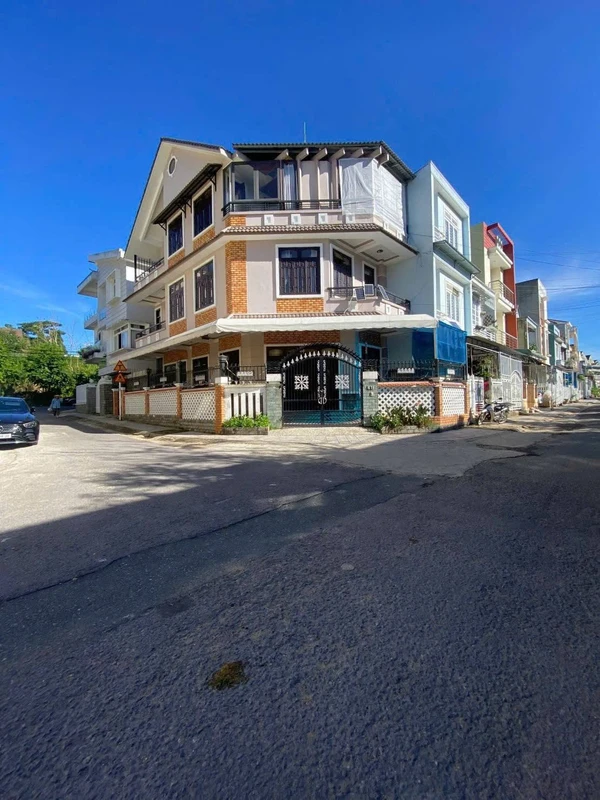 Bán nhà phố 2 mặt tiền 120m² đường Yersin, Đà Lạt 11,5 tỷ