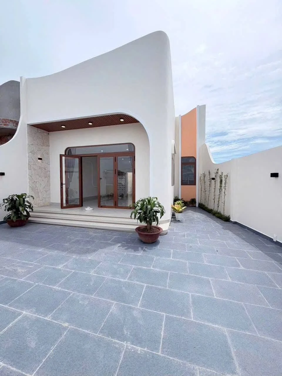 Bán nhà mới xây 150m2 2 PN Bình Thuận - 1 tỷ 550 triệu - Ảnh 1