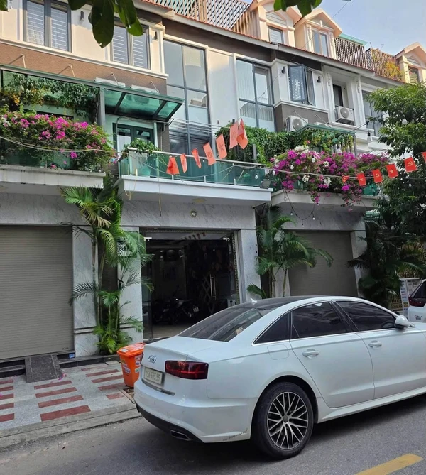 Bán nhà 4 tầng mặt phố Hoàng Ngọc Phách 104.6m2, 11.8 tỷ