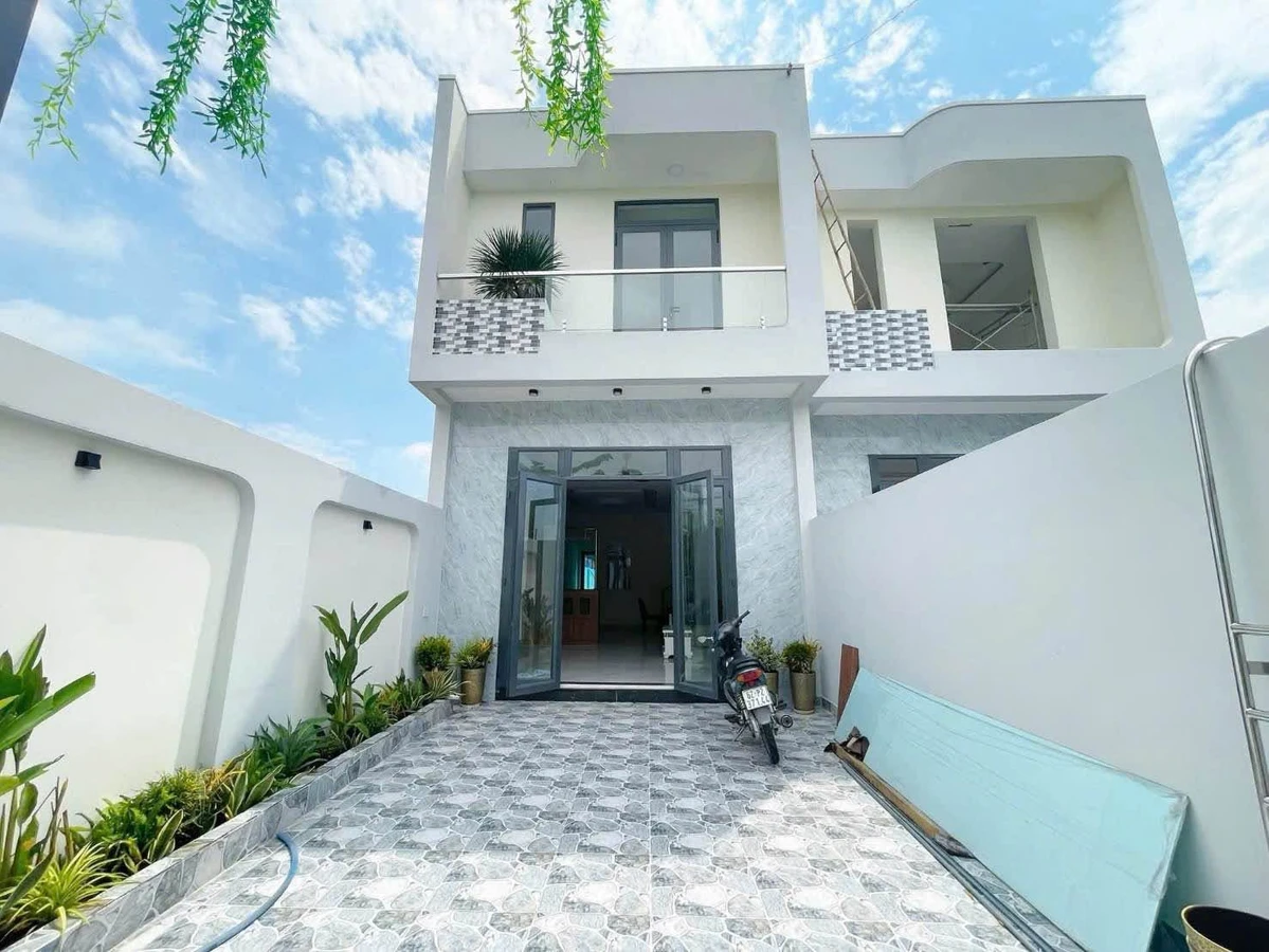 Bán nhà 1 trệt 1 lầu 3PN 140m2 xã Đức Hòa Đông 2,55 tỷ - Ảnh 1