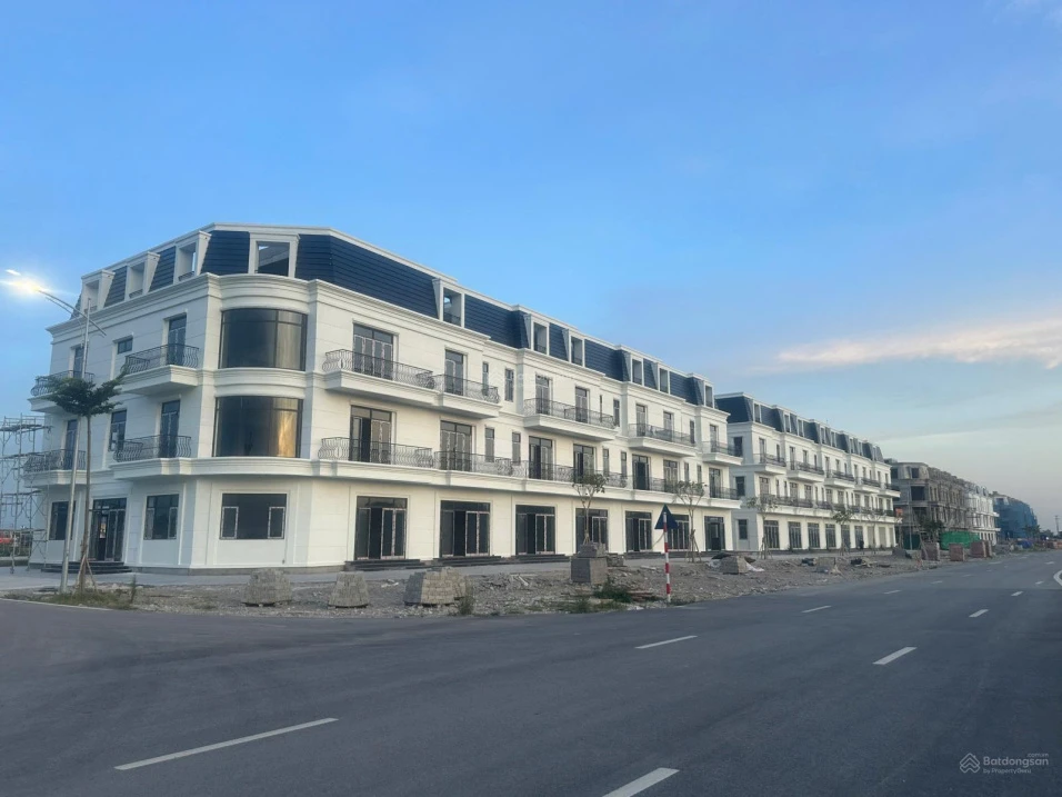 Bán căn shophouse đường 30m giá rẻ 3,8 tỷ, gồm cả nhà và đất, sổ đỏ chuyển nhượng trong ngày - Ảnh 1