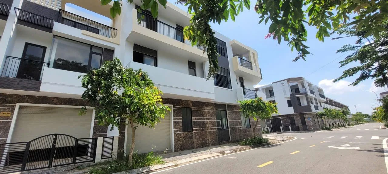 Bán nhà phố 1 trệt 2 lầu 102,3m² khu đô thị The Light City, Phường 12, Vũng Tàu giá 7,8 tỷ - Ảnh 1
