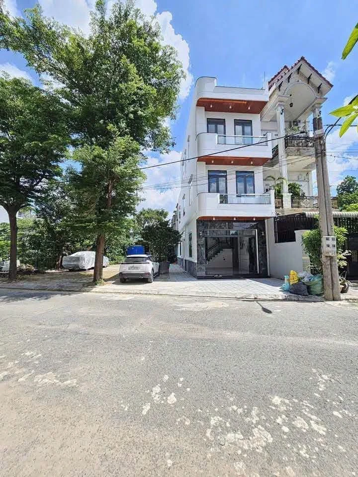 Bán nhà 2 mặt tiền 74.7m2, 3 PN, 4 WC tại KDC gần VinCom Dĩ An - Ảnh 1