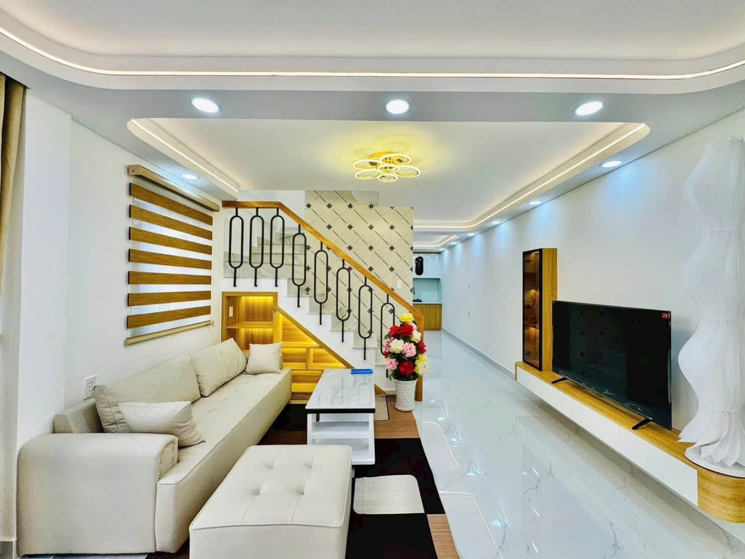 Bán nhà phố Bình Thạnh gần 6 tỷ, 4PN 5WC, 50m², full nội thất - Ảnh 1