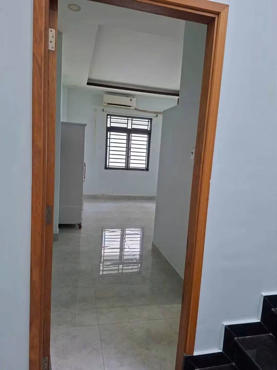 Bán nhà 4x16m, 3PN 3WC, giá 2,35 tỷ gần trung tâm thương mại Thủ Thừa - Ảnh thu nhỏ 5