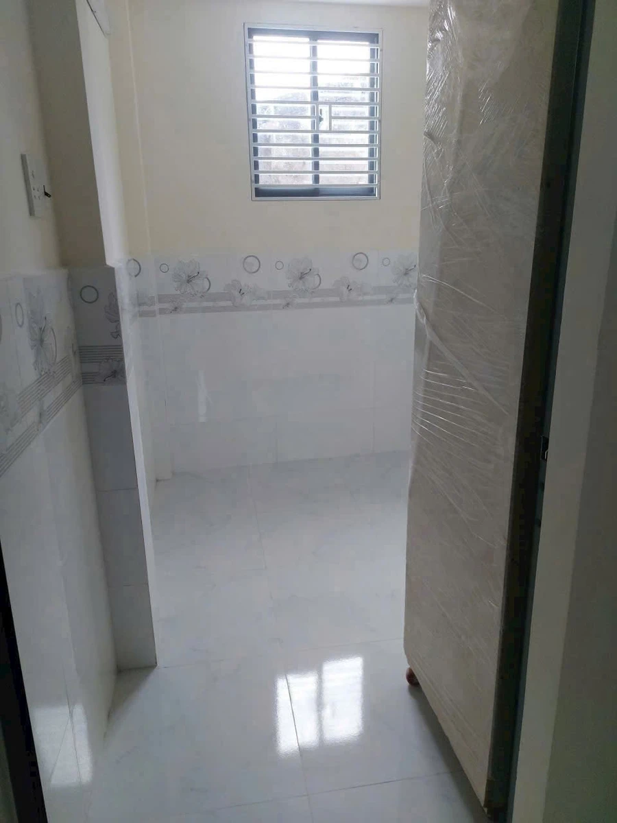 Bán nhà hẻm Lạc Long Quân, Phường 5, Quận 11, 2,2x7,5m, trệt lầu, giá 2,5 tỷ - Ảnh thu nhỏ 4