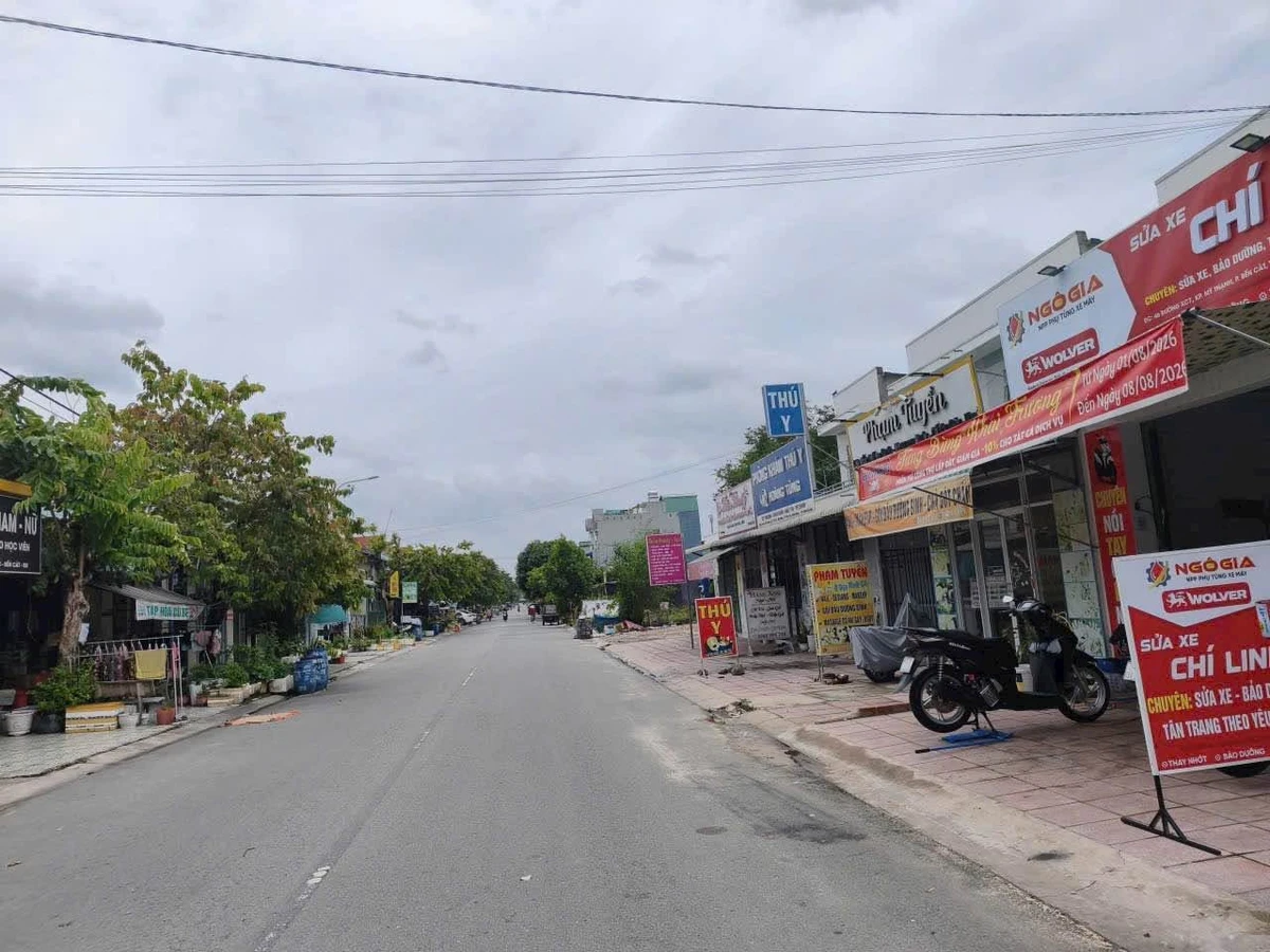 Nhà gác lửng kinh doanh 100m2 mặt tiền đường Nhựa, giá 2 tỷ - Ảnh 1