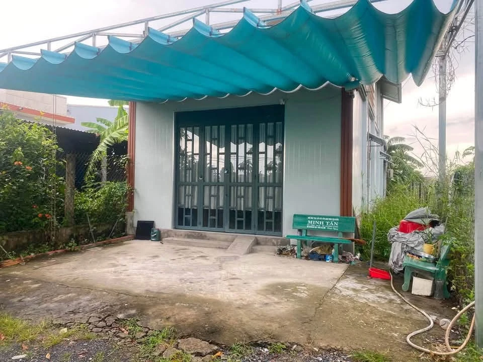 Bán đất 6x23m có nhà lắp ghép, sân thượng Khánh Hậu - Ảnh 1