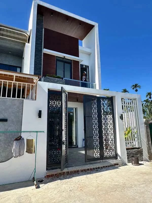 Bán nhà 2 tầng 97m2, 3 phòng ngủ, full nội thất gần KĐT An Phú Sinh, Quảng Ngãi