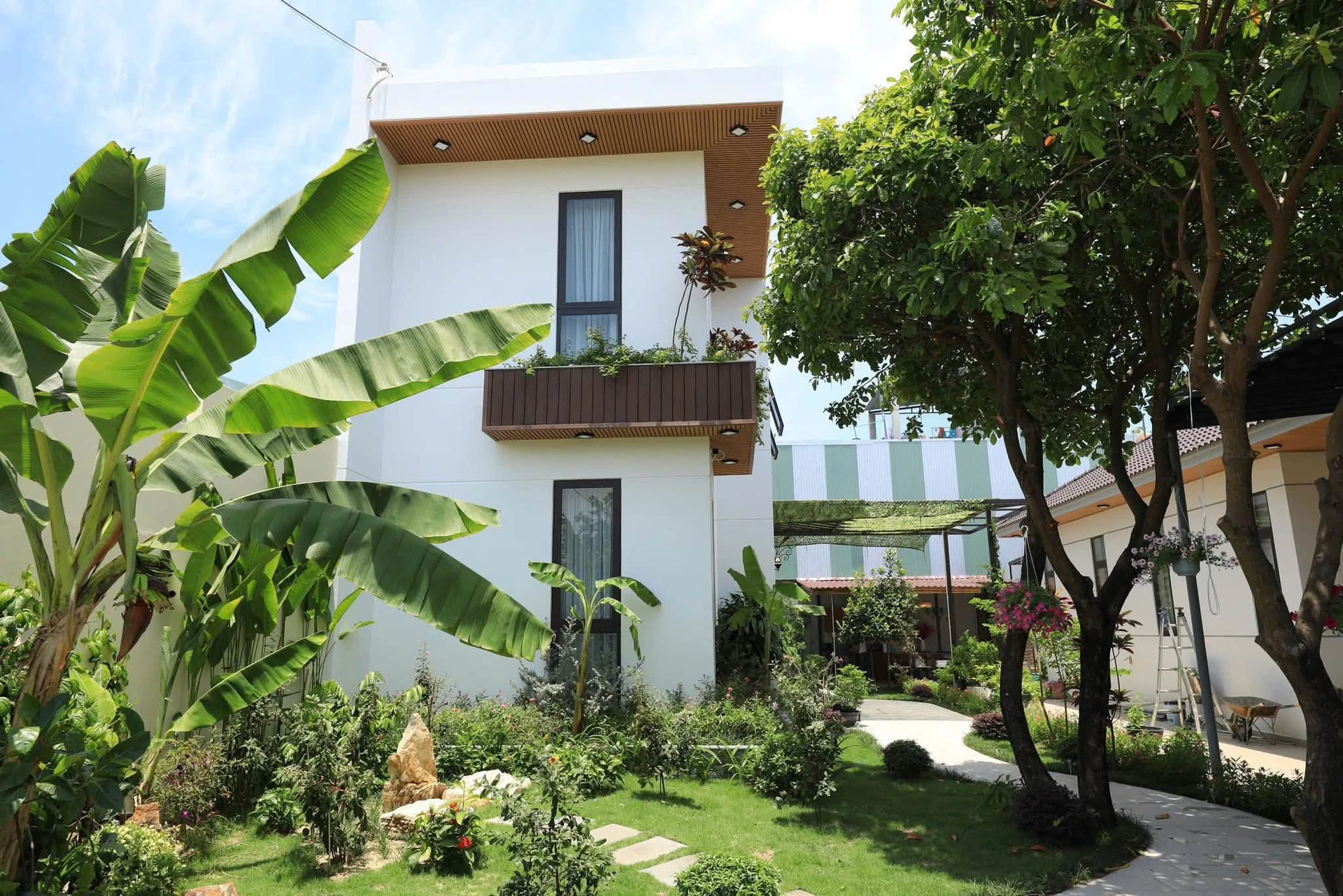 Cho thuê biệt thự sân vườn 350m2, 4 PN ở Sơn Trà gần biển - Ảnh 1