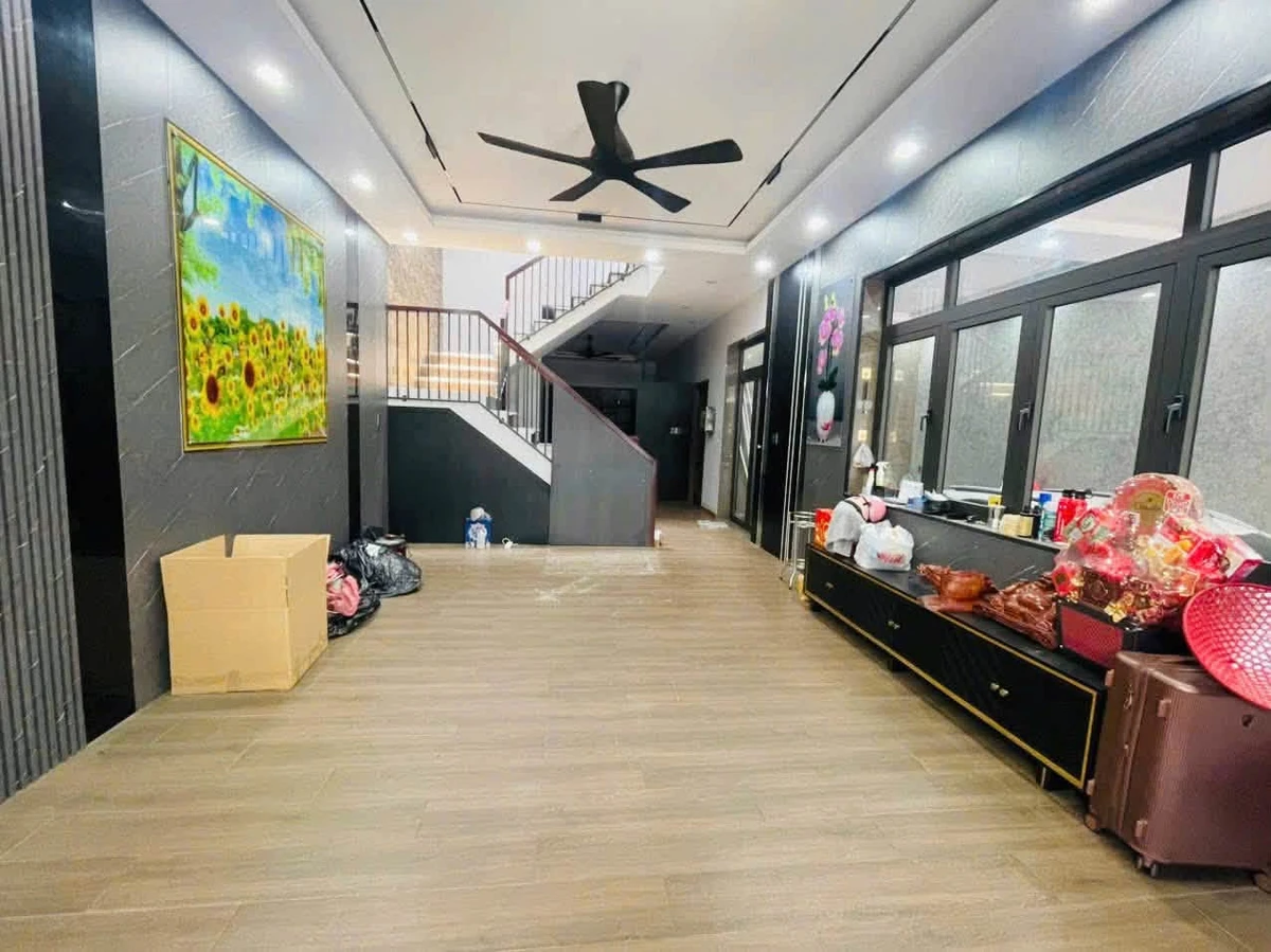 Bán biệt thự hiện đại 1 trệt 1 lầu, 4 phòng ngủ, hơn 200m2, KDC phường Tân Phong, Quận 7 - Ảnh thu nhỏ 2