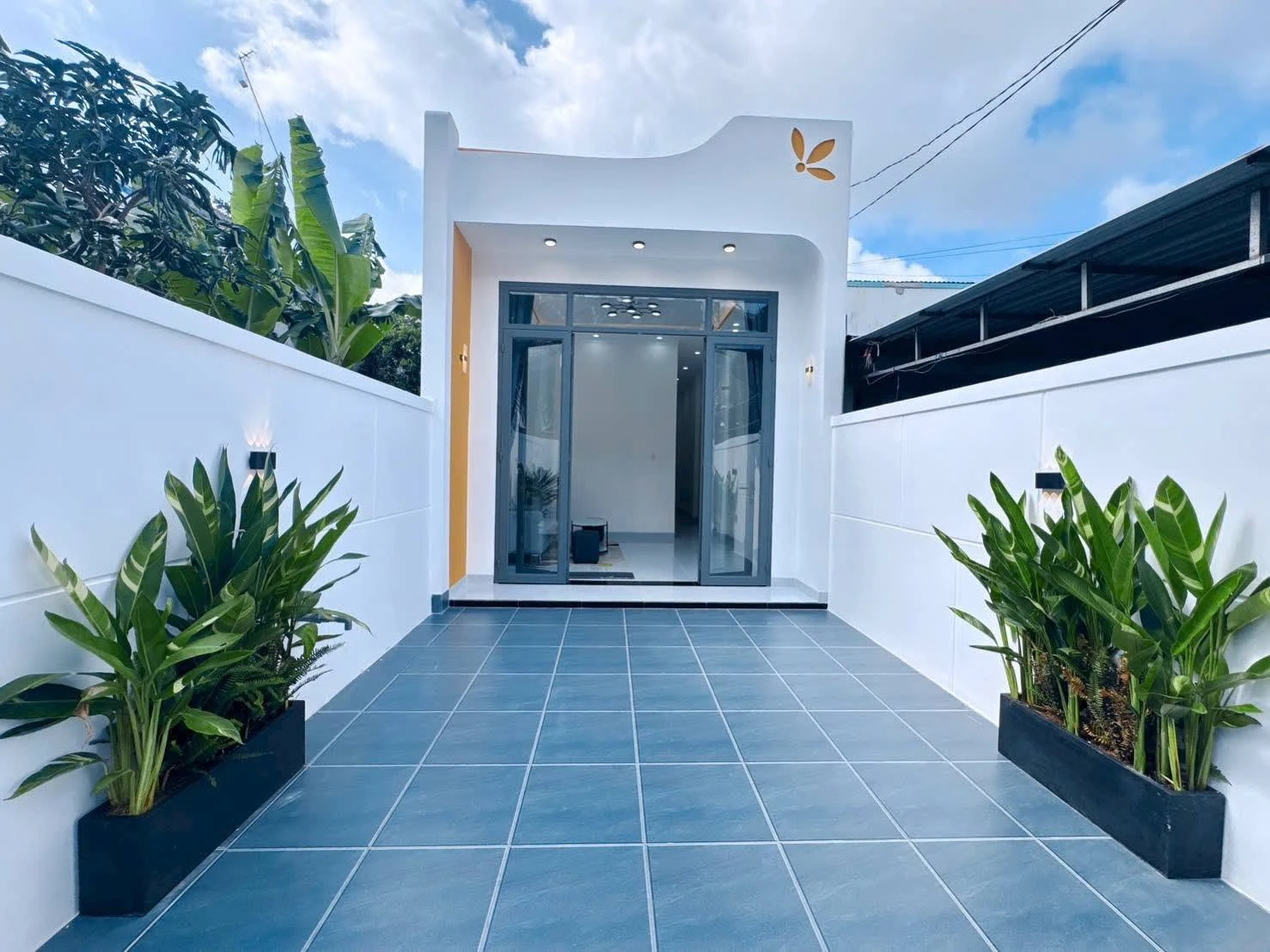 Nhà mới 100% 4x23m, 2 phòng ngủ, sân ô tô 880 triệu Quận 12 - Ảnh 1