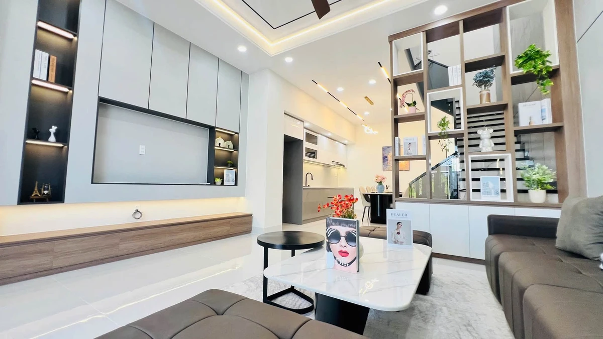Bán nhà 5x22m, 1 trệt 1 lầu, 3 phòng ngủ trung tâm Long Khánh, Đồng Nai giá 2,3 tỷ - Ảnh thu nhỏ 2