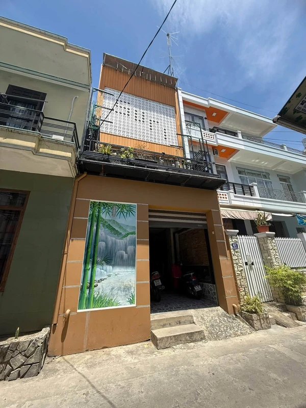 Bán nhà 3 tầng 64,9m2 gần biển Nha Trang, 4,8 tỷ