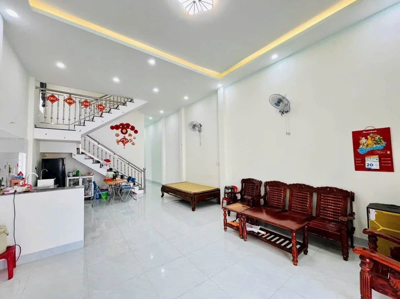 Bán nhà mê lửng kiên cố 94,6m² hẻm 118 Y Nuê, Buôn Ma Thuột giá 3,1 tỷ