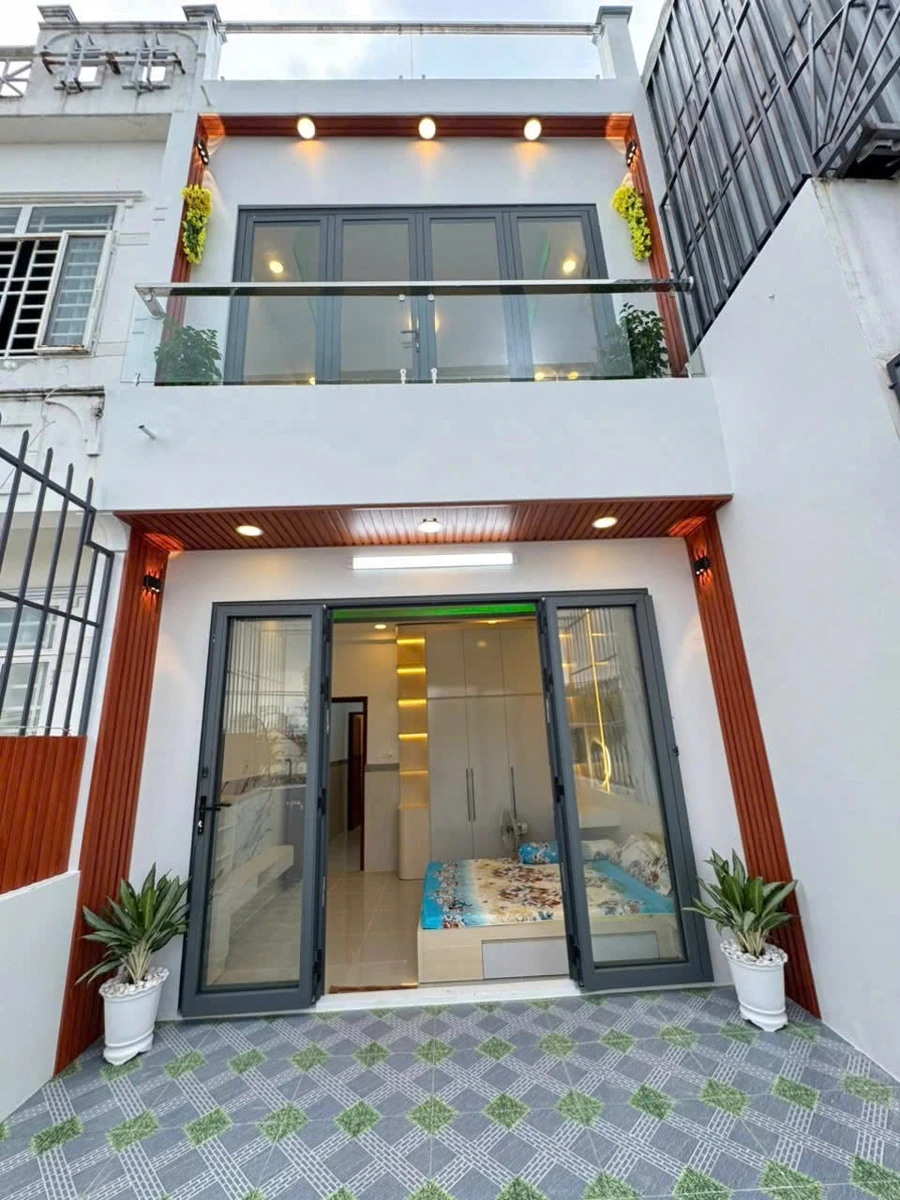 Bán nhà 3 tầng 5 phòng ngủ hơn 100m² Quận 8 - Ảnh 1