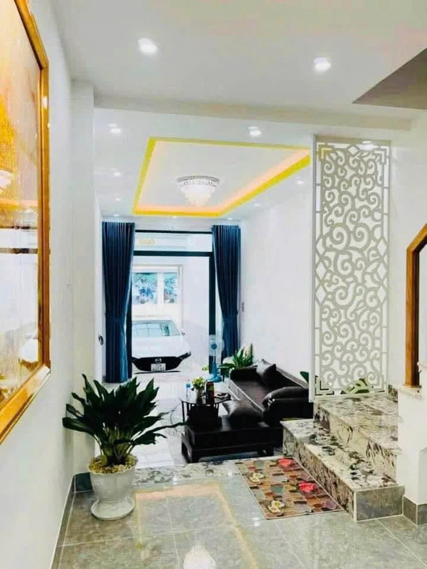 Bán nhà mặt tiền Hùng Vương, Phường 4, Vũng Tàu, 63,7m2, 1 trệt 3 lầu, giá 9,3 tỷ