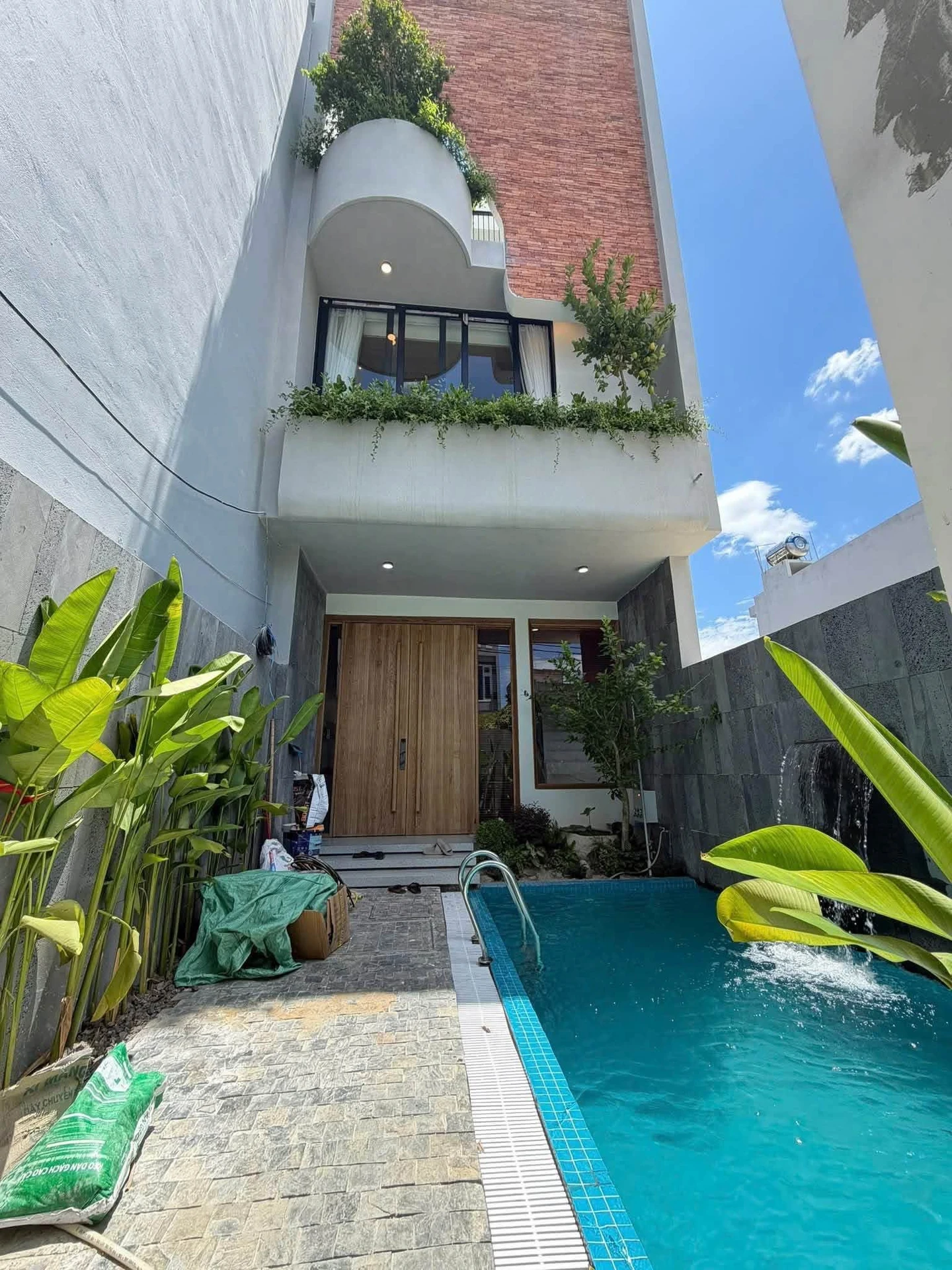 Bán villa 3 tầng hồ bơi, sân vườn, mặt tiền Đà Nẵng 90m2 - Ảnh 1