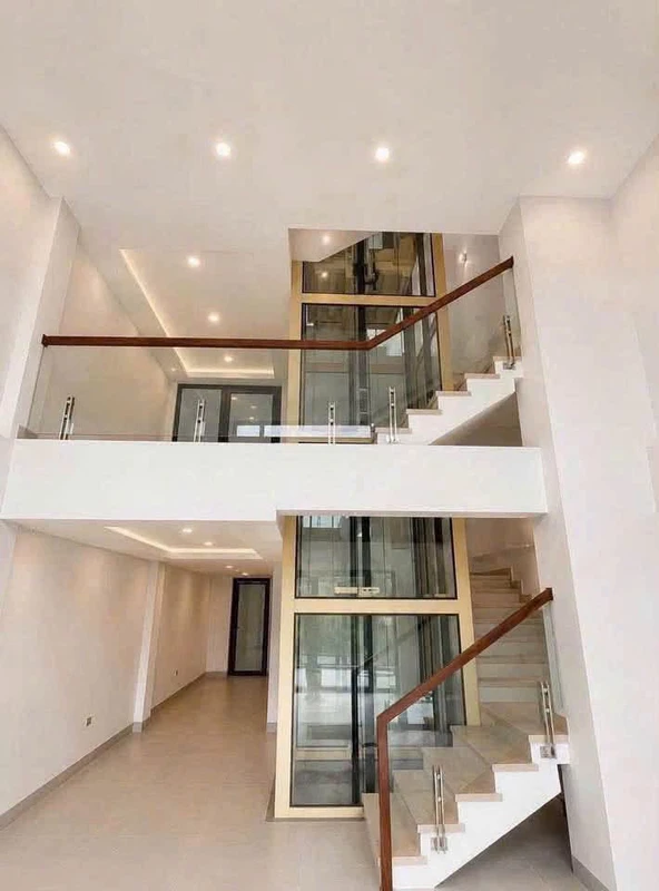 Bán nhà 5 tầng 99m² có thang máy gần Cầu Trắng