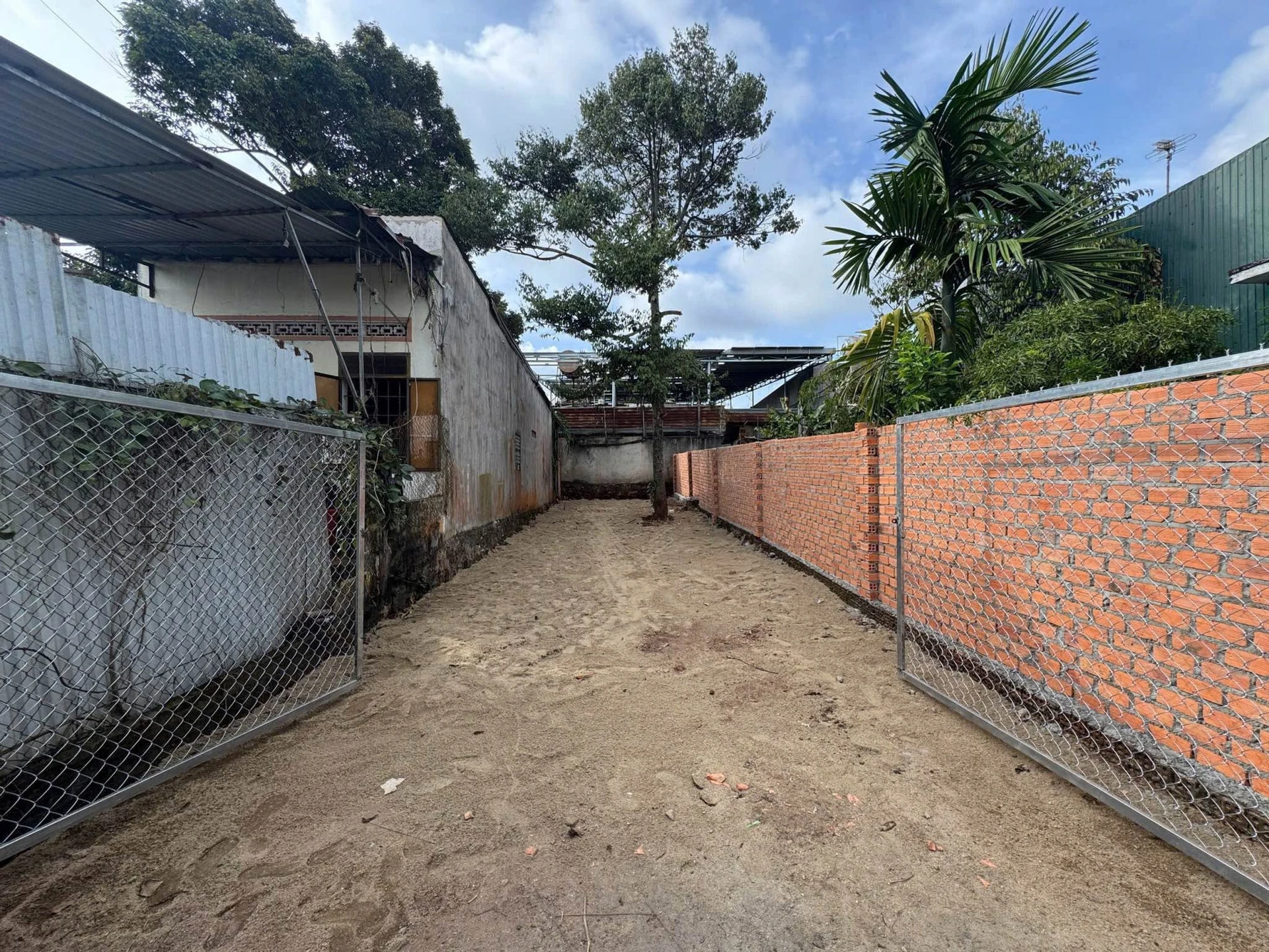 Bán đất hẻm Đặng Tất 75m² ô tô tới tận đất 2,7 tỷ - Ảnh 1