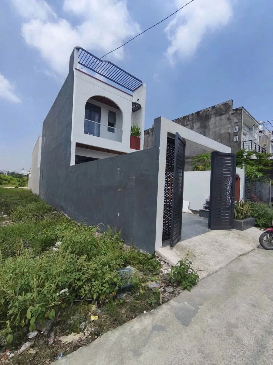 Bán nhà 1 trệt 1 lầu 5x18m, 3PN 2WC, sổ hồng, gần ngã 3 Mỹ Hạnh - Ảnh 1