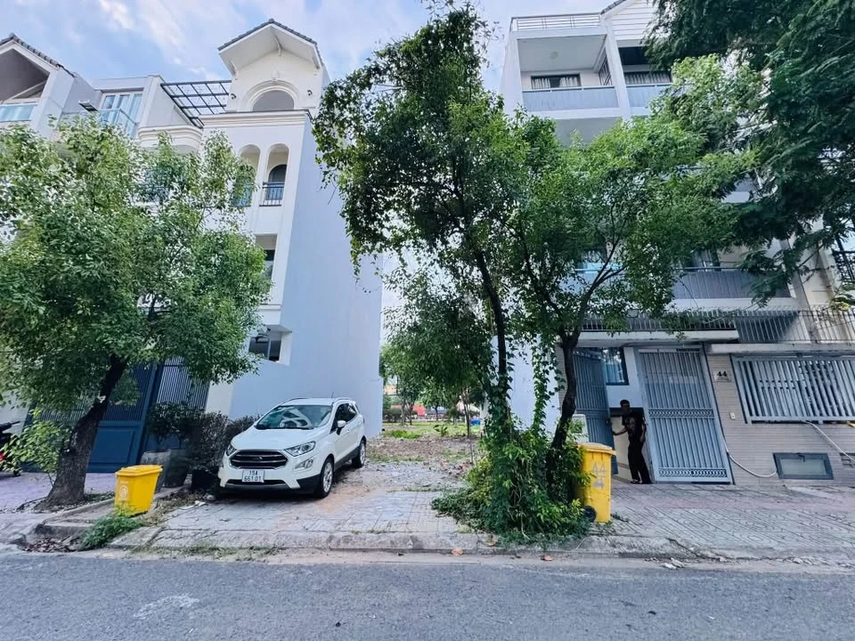 Bán lô đất nhà phố 90m2 đường 12m Q.7 giá 13.5 tỷ - Ảnh 1