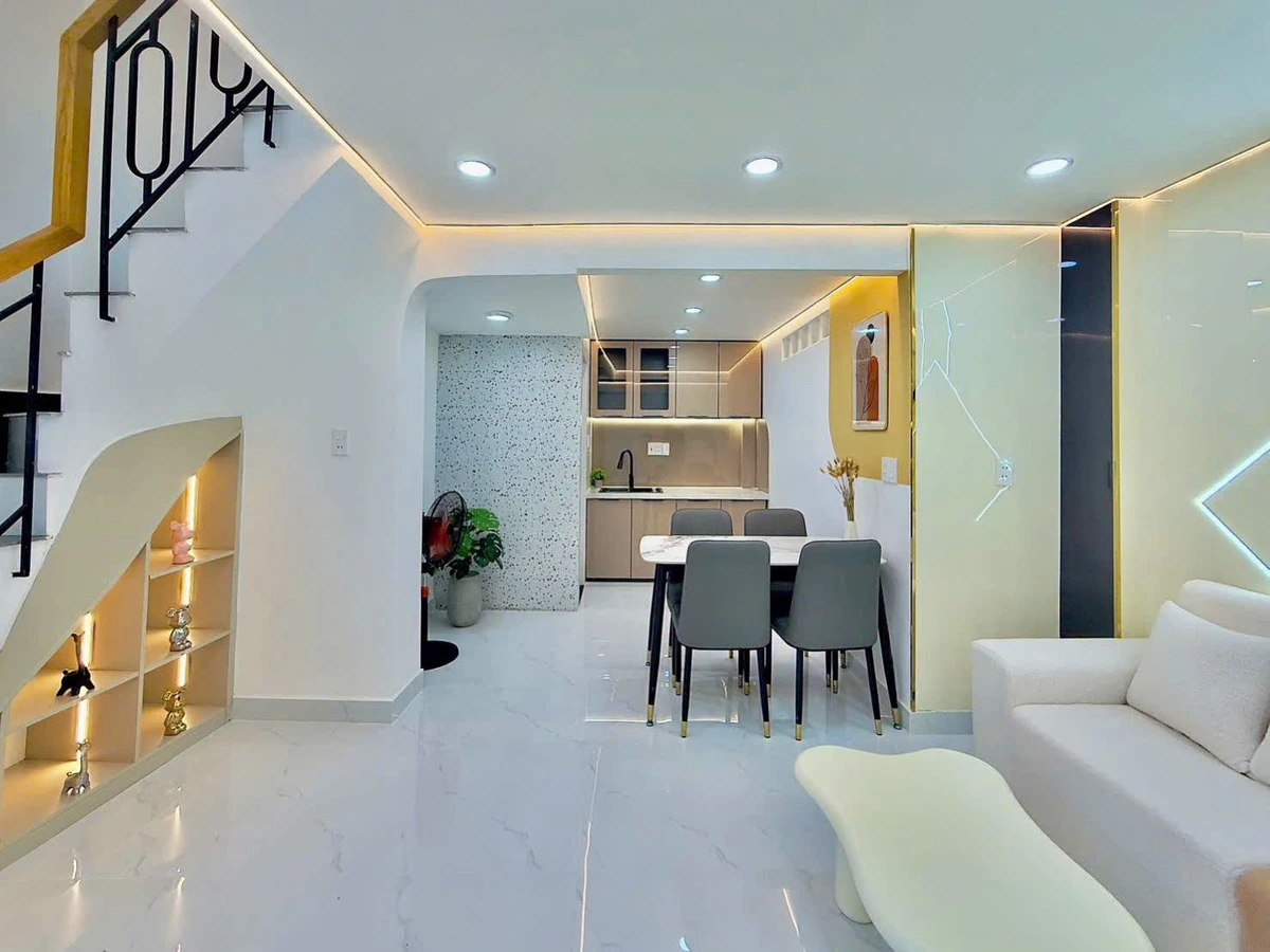 Bán nhà 3 tầng BTCT 26m2 giáp Quận 1, Bình Thạnh, giá 4,39 tỷ, tặng nội thất - Ảnh thu nhỏ 2