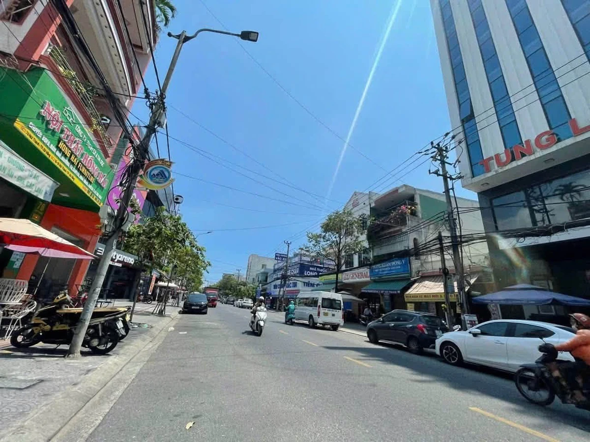 Bán nhà 2,5 tầng mặt tiền đường Núi Thành, Hải Châu, Đà Nẵng, 62m2, giá 10,5 tỷ - Ảnh 1
