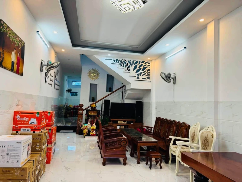 Bán nhà 2 tầng mặt tiền đường Lê Trung Ngôn, 145m2, 4 phòng ngủ, Quảng Ngãi