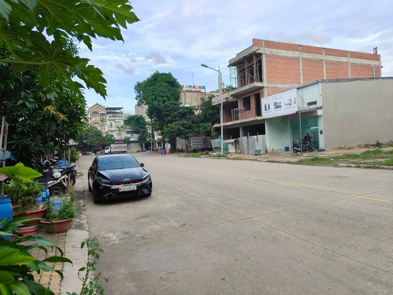 Bán gấp lô đất thổ cư 100m2 đường D1 khu The Mail Vincom Dĩ An, giá 5,9 tỷ