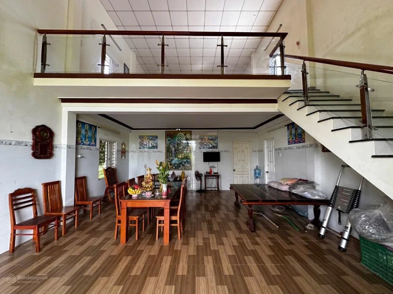 Nhà vườn lớn Sáu Bình gần biển