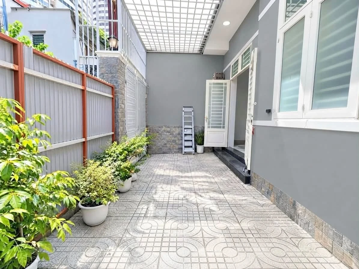 Bán nhà 75m2 ngang 6.5m có sân riêng, 2 phòng ngủ, giá khoảng 7 tỷ, Phường 21 Bình Thạnh - Ảnh 1