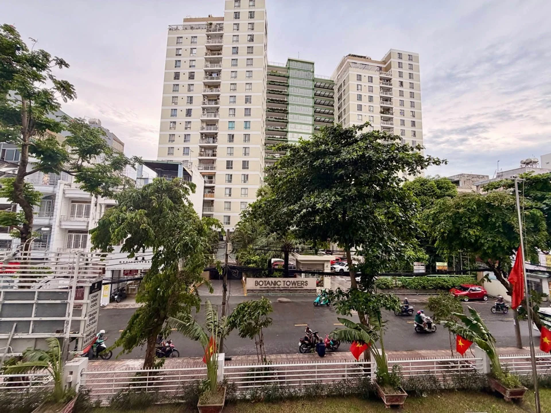 Bán căn hộ 3PN gần 130m2 khu Phan Đăng Lưu, Phú Nhuận, khoảng 7 tỷ - Ảnh 1
