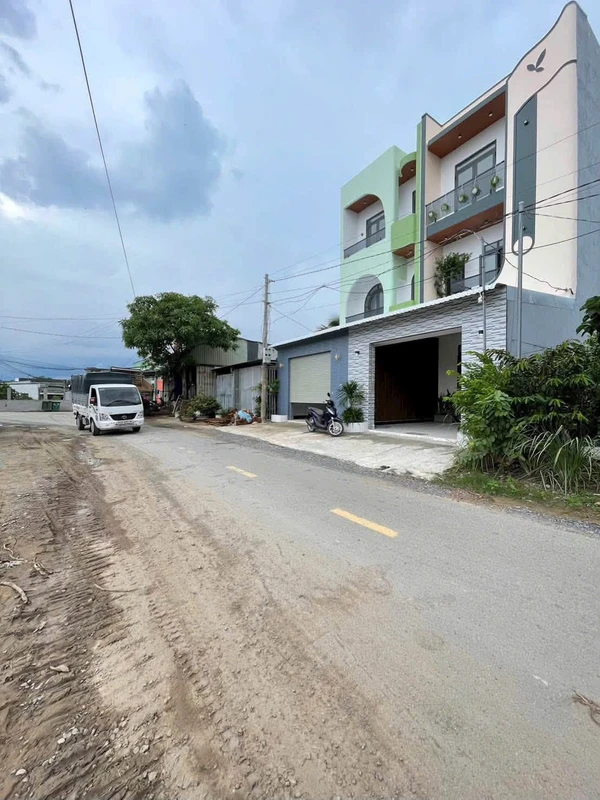 Bán nhà phố 3 phòng ngủ 95m² Bến Lức Long An