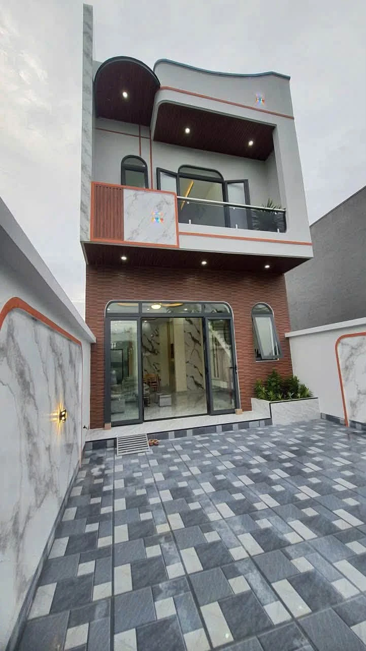 Bán nhà mới xây 1 trệt 1 lầu mặt tiền đường Nguyễn Văn Thậm, 108m2, 3PN, giá 2 tỷ - Ảnh 1