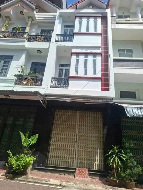 Bán nhà 3 tầng mặt tiền Quy Nhơn 40m²