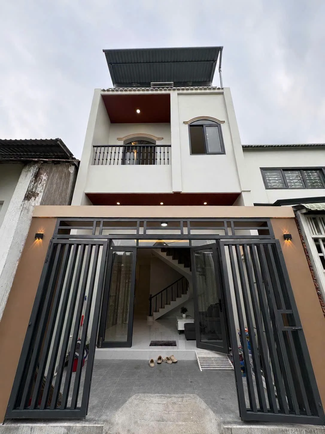 Bán nhà 4 phòng ngủ 58m2 hẻm ô tô Nguyễn Trung Trực, Rạch Giá, giá 1,99 tỷ - Ảnh 1