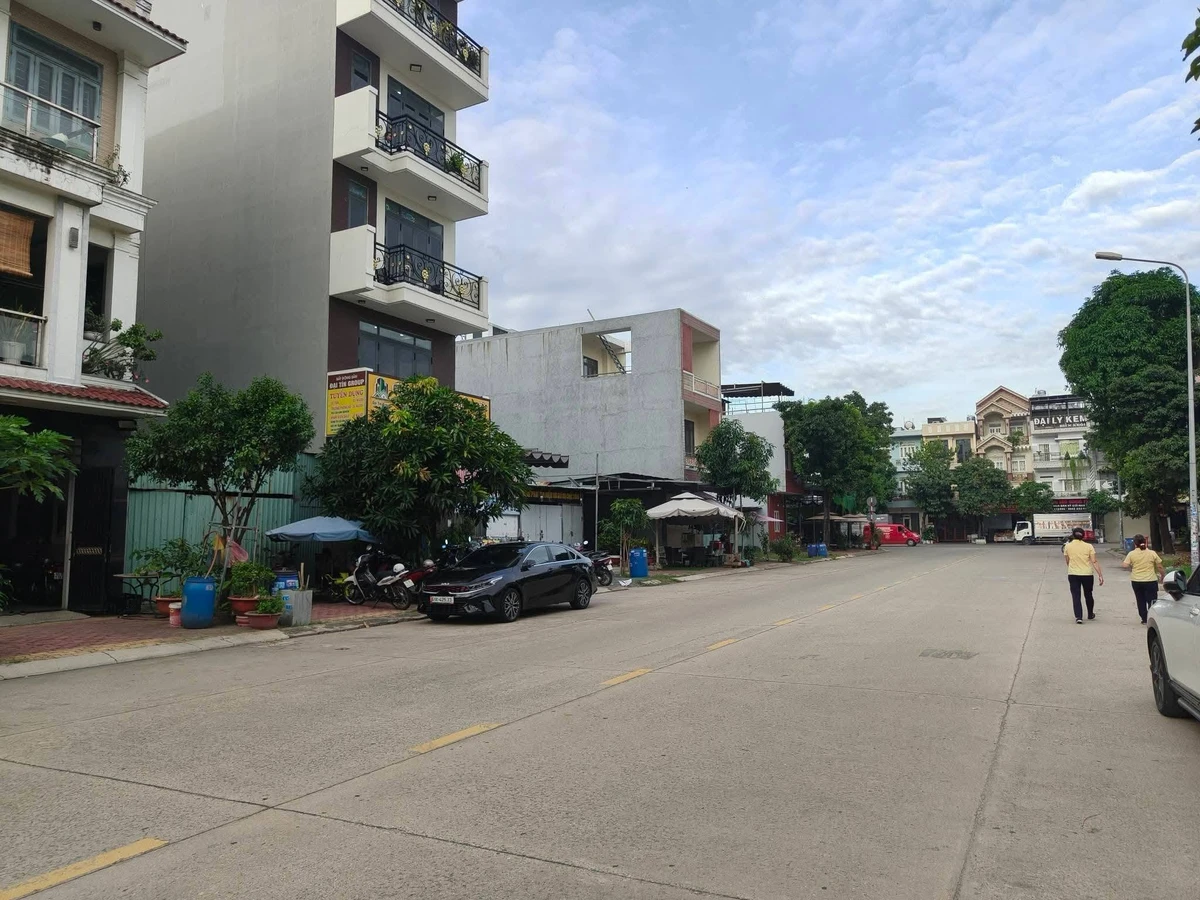 Bán gấp lô đất thổ cư 100m2 đường D1 khu The Mail Vincom Dĩ An, giá 5,9 tỷ - Ảnh thu nhỏ 2