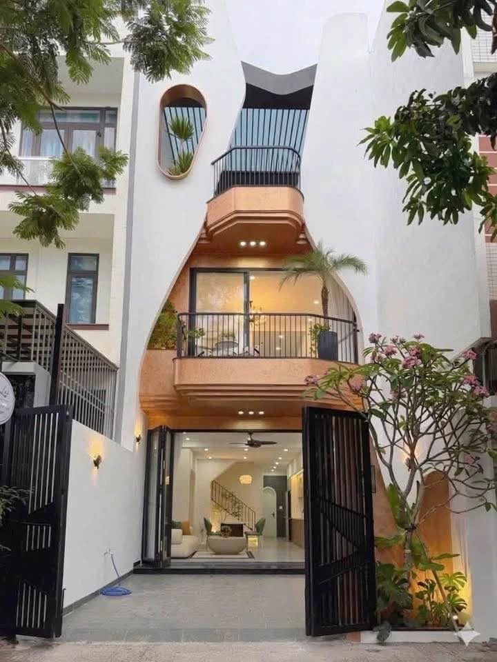 Bán nhà 3 tầng mặt tiền Huỳnh Ngọc Đủ, 100m², Đà Nẵng - Ảnh 1